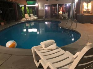 Bazén v ubytování FairBridge Inn & Suites - Lewiston nebo v jeho okolí