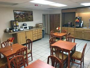 Kuchyň nebo kuchyňský kout v ubytování FairBridge Inn & Suites - Lewiston