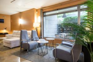 salon z kanapą, krzesłami i stołem w obiekcie Hotel Palacio de Aiete w mieście San Sebastián