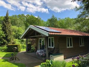 una casa con techo solar en un patio en Gastenverblijf Klein Eden en Olterterp