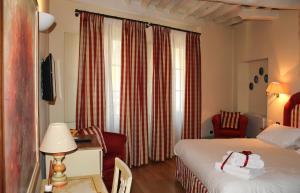 Postel nebo postele na pokoji v ubytování A Palazzo Busdraghi Residenza D'Epoca