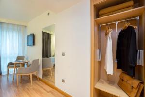 Telewizja i/lub zestaw kina domowego w obiekcie Hotel Palacio de Aiete