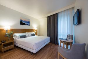 Łóżko lub łóżka w pokoju w obiekcie Hotel Palacio de Aiete