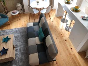 un soggiorno con divano e tavolo di URBAN VIEWS Terrace - Duplex Apartment "Luis I" a Porto