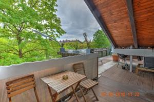 una terrazza con tavolo, sedie e griglia di Ferienwohnung"VIP MUNICH ALBATROS DE LUXE" a Kirchheim