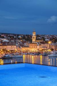Nespecifikovaný výhled na destinaci Krk nebo výhled na město při pohledu z hotelu