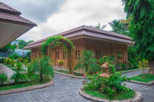 En hage utenfor The Hotel Umbra Bagan