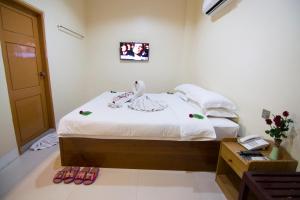En eller flere senger på et rom på The Hotel Umbra Bagan