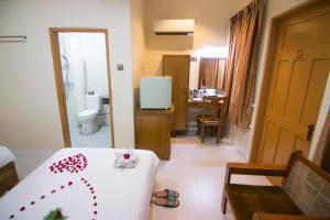 En eller flere senger på et rom på The Hotel Umbra Bagan