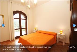 モンテコーリチェにあるVilla Carolinaのベッドルーム1室(オレンジ色のベッド1台、窓付)