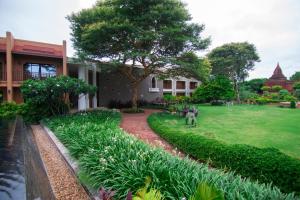 En hage utenfor The Hotel Umbra Bagan