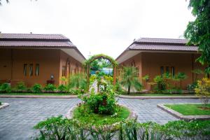 En hage utenfor The Hotel Umbra Bagan