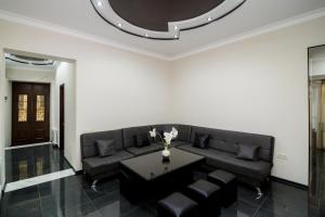 第比利斯Star Hotel的客厅里有一张沙发和一张桌子。