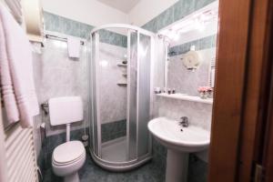 Koupelna v ubytování Hotel Maxim Axial