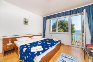 - une chambre avec un lit et une grande fenêtre dans l'établissement Villa Gomila, à Brist