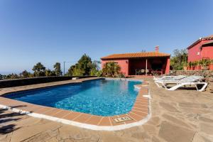 una piscina con patio y una casa en La Verada, en Puntagorda