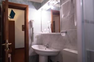 Koupelna v ubytování Hotel Maxim Axial