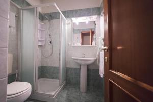Koupelna v ubytování Hotel Maxim Axial