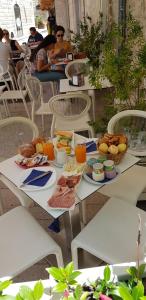 une table avec des assiettes de nourriture au-dessus dans l'établissement B&B Torrente Antico, à Trani