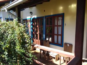 a building with benches in front of a building at Pousada Bolo Húngaro in Visconde De Maua