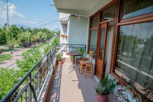 a balcony of a building with a table and chairs at Villa Parku Rinia in Korçë