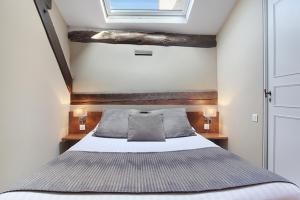 Postel nebo postele na pokoji v ubytování Hôtel des Augustins