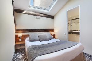 Postel nebo postele na pokoji v ubytování Hôtel des Augustins
