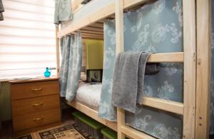 モスクワにあるHostel Park Pobedyのベッドルーム1室(青と白の壁紙の二段ベッド1組付)