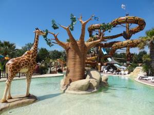 Bazén v ubytování CAMPING & SPA CAP SOLEIL nebo v jeho okolí