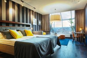 1 dormitorio con cama grande y ventana grande en Stenungsbaden Yacht Club en Stenungsund