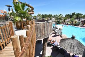 Bazén v ubytování CAMPING & SPA CAP SOLEIL nebo v jeho okolí