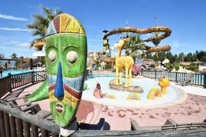 Bazén v ubytování CAMPING & SPA CAP SOLEIL nebo v jeho okolí