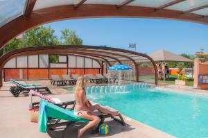 Bazén v ubytování CAMPING & SPA CAP SOLEIL nebo v jeho okolí