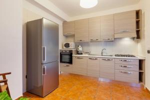 una cucina con un grande frigorifero in acciaio inossidabile di Sweet Home La Ville a Caserta