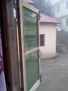 uma porta com janelas de vidro em frente a um edifício em Vamoose Nilakanta em Sukhia Pokhari