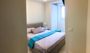 Schlafzimmer mit einem Bett und einem Fenster in der Unterkunft La Casa Di Pepe in Sanremo