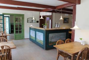 a large aquarium in a dining room with a table and chairs at Harresø Kro in Harresö Gaarde