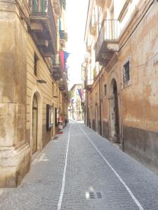 una strada vuota in un vicolo tra due edifici di B&B- Il Roma a Sulmona