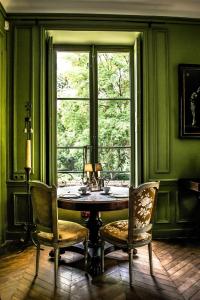 une chambre avec une table, deux chaises et une fenêtre dans l'établissement Château de Picheny - B&B Esprit de France, à Picheny
