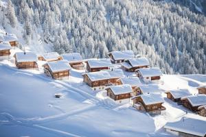 een dorp bedekt met sneeuw op een berg bij Farfalla in Blatten bei Naters