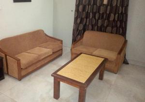 Nue-Crest Hotels & Suites的休息区