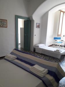 カザラーノにあるPalazzo Galloのベッドルーム1室(ベッド2台付)、緑のドアが備わります。