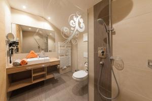 La salle de bains est pourvue d'un lavabo, de toilettes et d'une douche. dans l'établissement Sport Garni Kapplerhof – Ischgl/Kappl, à Kappl
