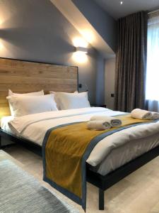 Rúm í herbergi á Plai Hotel