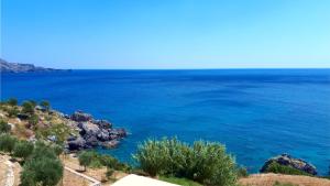 una colina con vistas al océano azul en Creta Spirit, en Plakias
