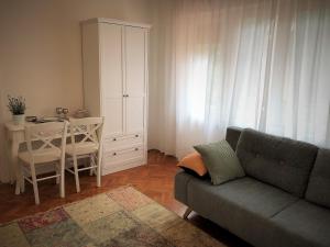 een woonkamer met een bank en een tafel bij Apartment Ilija in Zadar