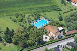 een luchtzicht op een huis met een zwembad bij B&B Da Pio in Pietrasanta