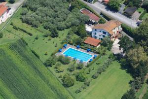 uma vista aérea de uma casa com piscina em B&B Da Pio em Pietrasanta