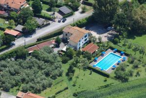 een luchtzicht op een huis met een zwembad bij B&B Da Pio in Pietrasanta