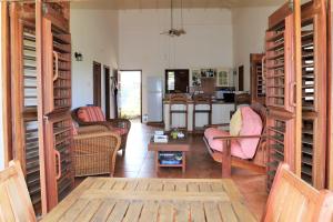 Seating area sa Two Bays Beach Villa, Apartment, and Studios